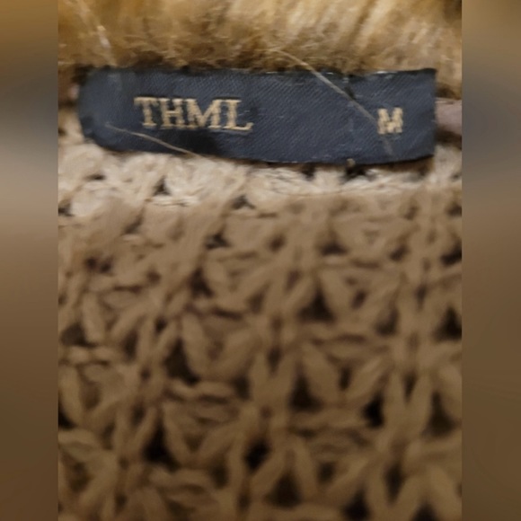 NWOT knit sweater with faux fur collar - Picture 4 of 6